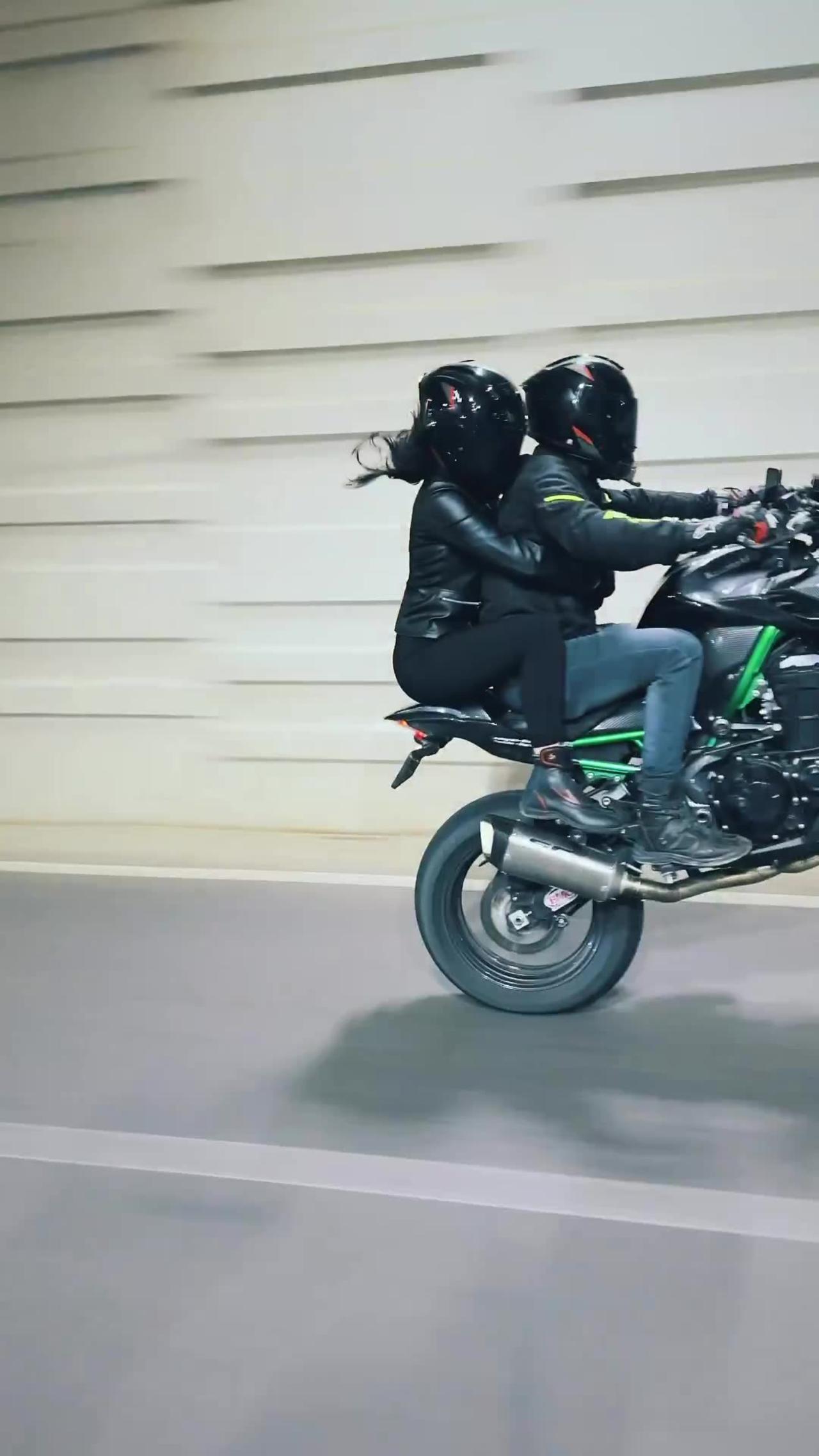 Couple riding ninja z900 to gt650 - One News Page VIDEO