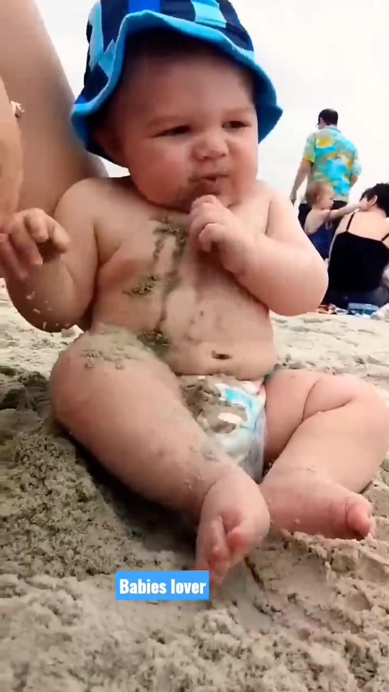 BABY FUNNY REACTION 😂🤣 ON THE BEACH 🏖️#SHORTS#VIRAL#FUNNY