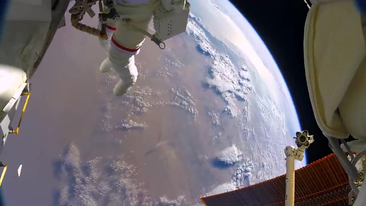 Astronautas pierden un escudo en el espacio por accidente (GoPro 8K)