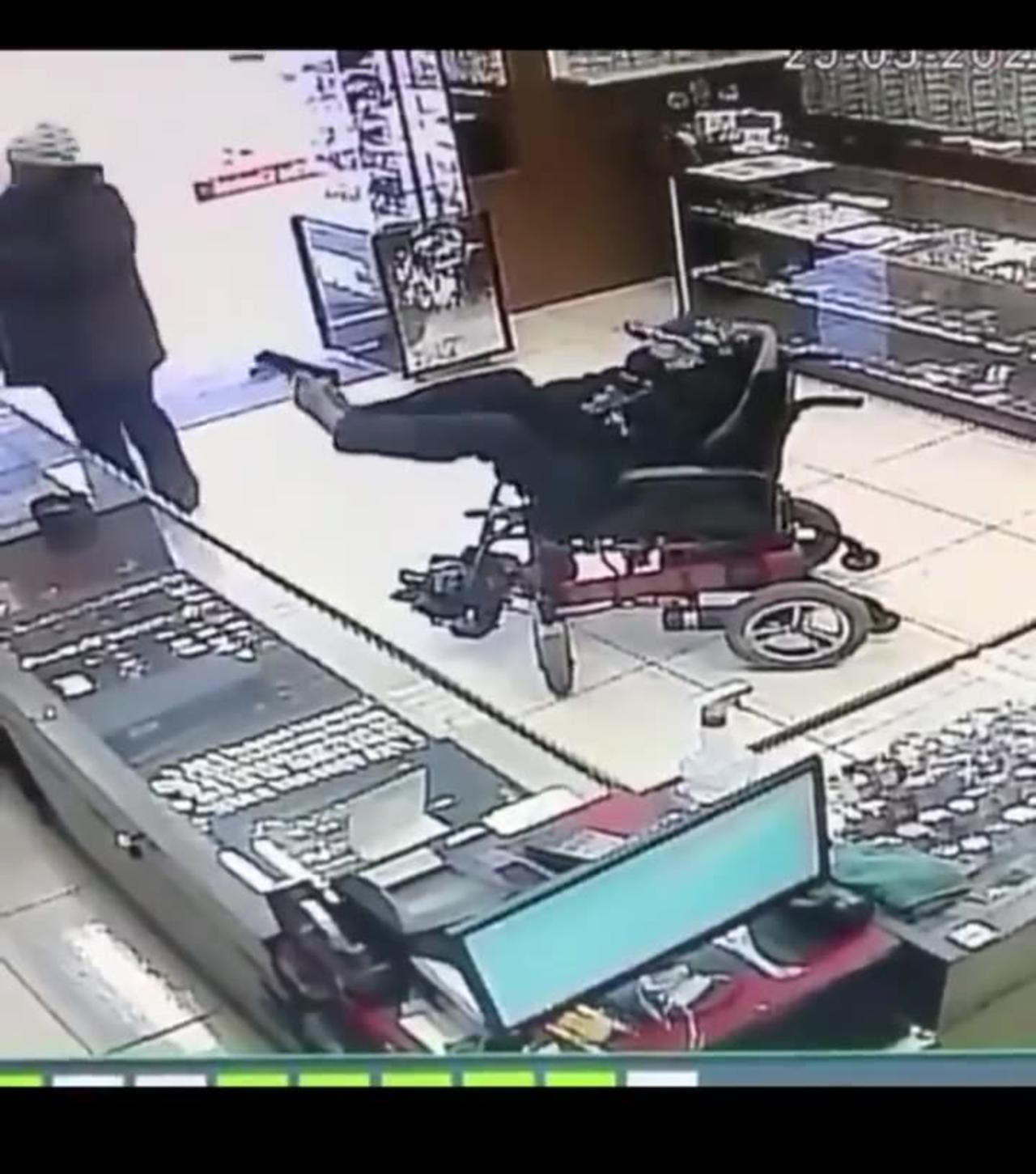 Man with no arms commits armed robbery