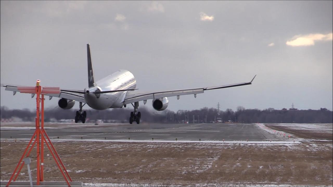 "Mesmerizing Plane Landings on Montreal's Runway: A Must-Watch Aviation Experience"