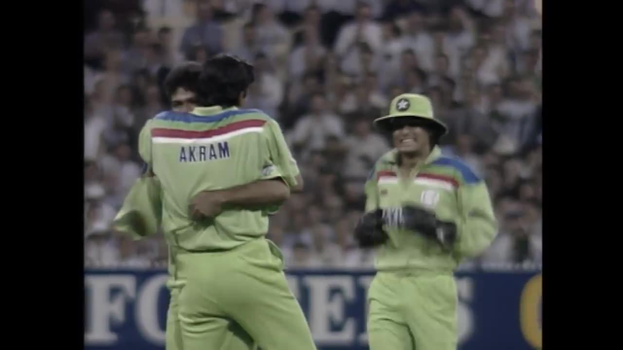 Waseem Akram .... King of swing magical bowling in world cup Final 92