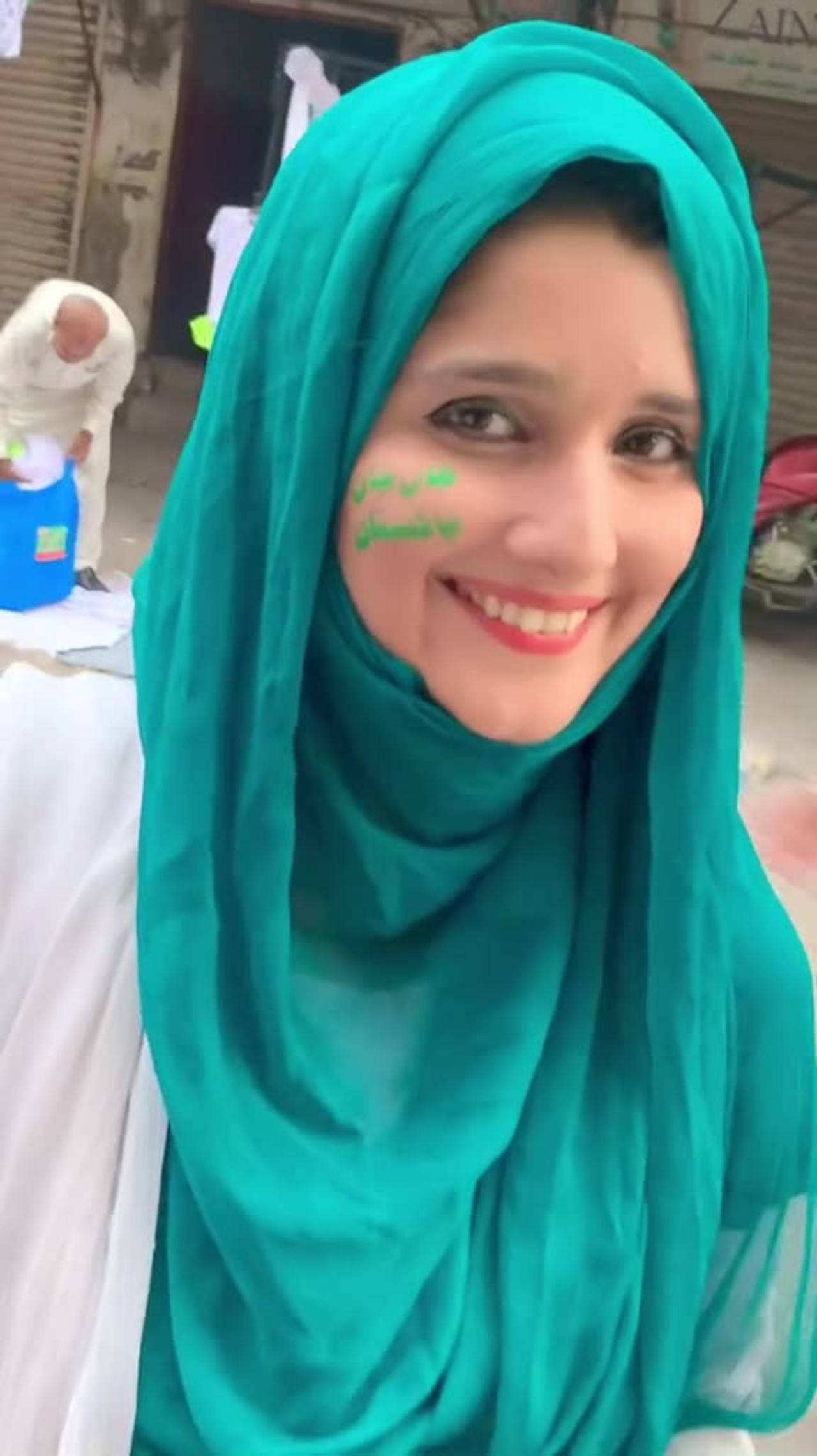 Cute girl saying Pakistan Zindabad