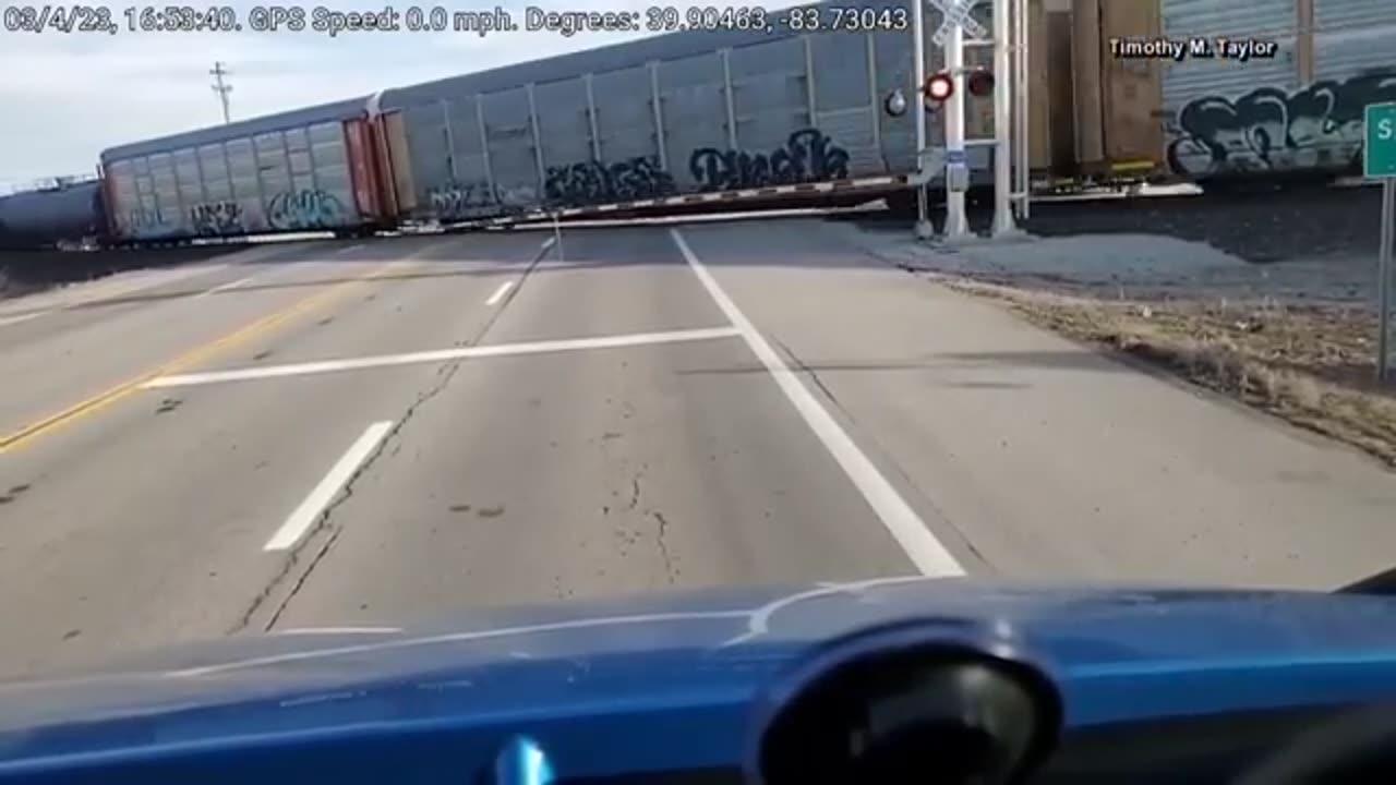 Dash cam footage captures Springfield, Ohio train derailment🚉