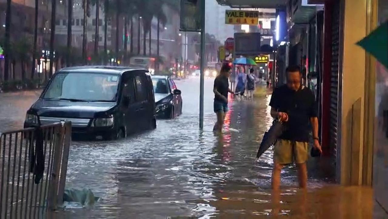Record rainfall triggers floods in Hong Kong