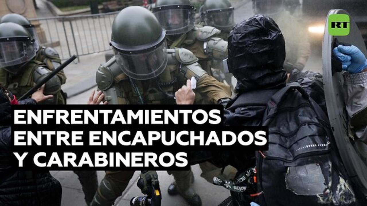 Enfrentamientos entre encapuchados y carabineros en las cercanías del Palacio de La Moneda en Chile