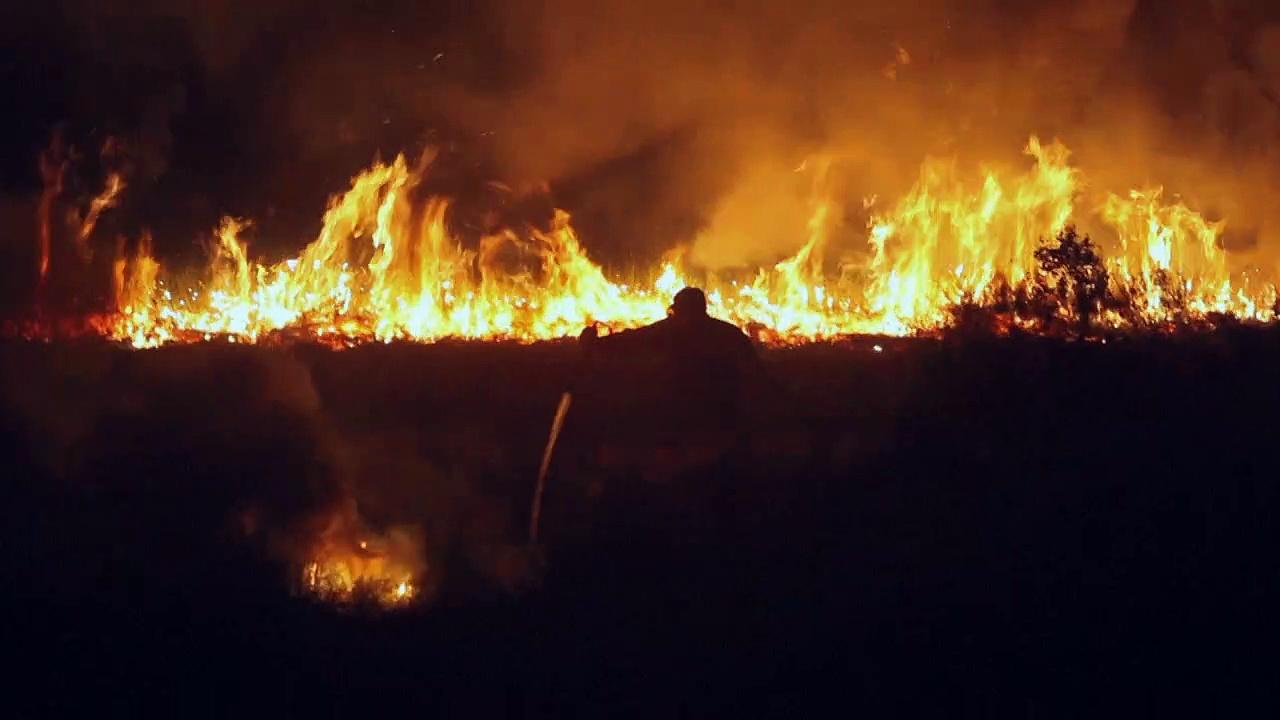 Firefighters battle raging wildfire in Indonesia's Sumatra island