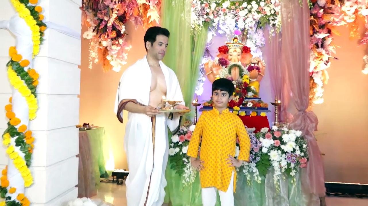 Celebs visit Arpita Khan's house to seek Ganpati's blessings