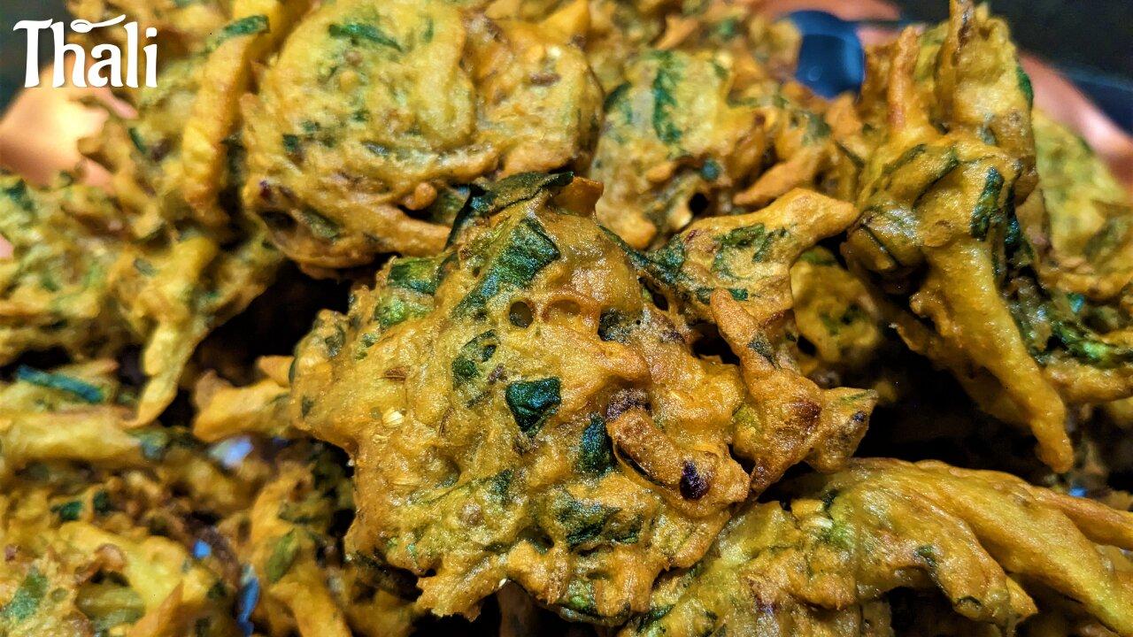 Traditional Crispy Aloo Palak Pakora Recipe I Mix Vegetable Pakora I Tasty Bhajiya #thali #viral