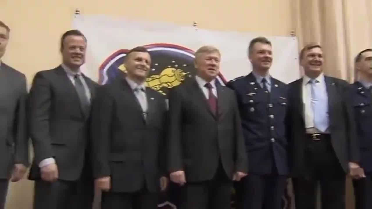 Next ISS Crew Meets Media, Pays Homage at Red Square