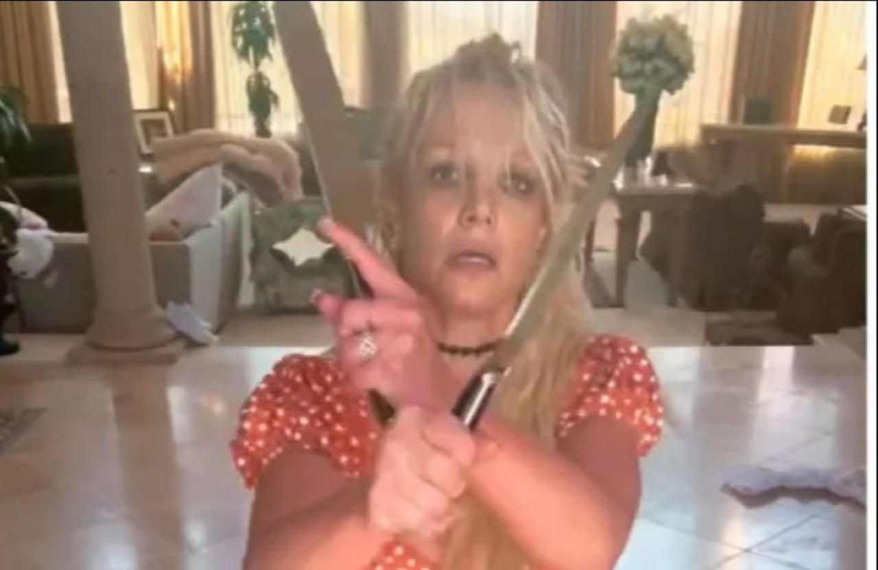 Britney Spears dances with knives in new video