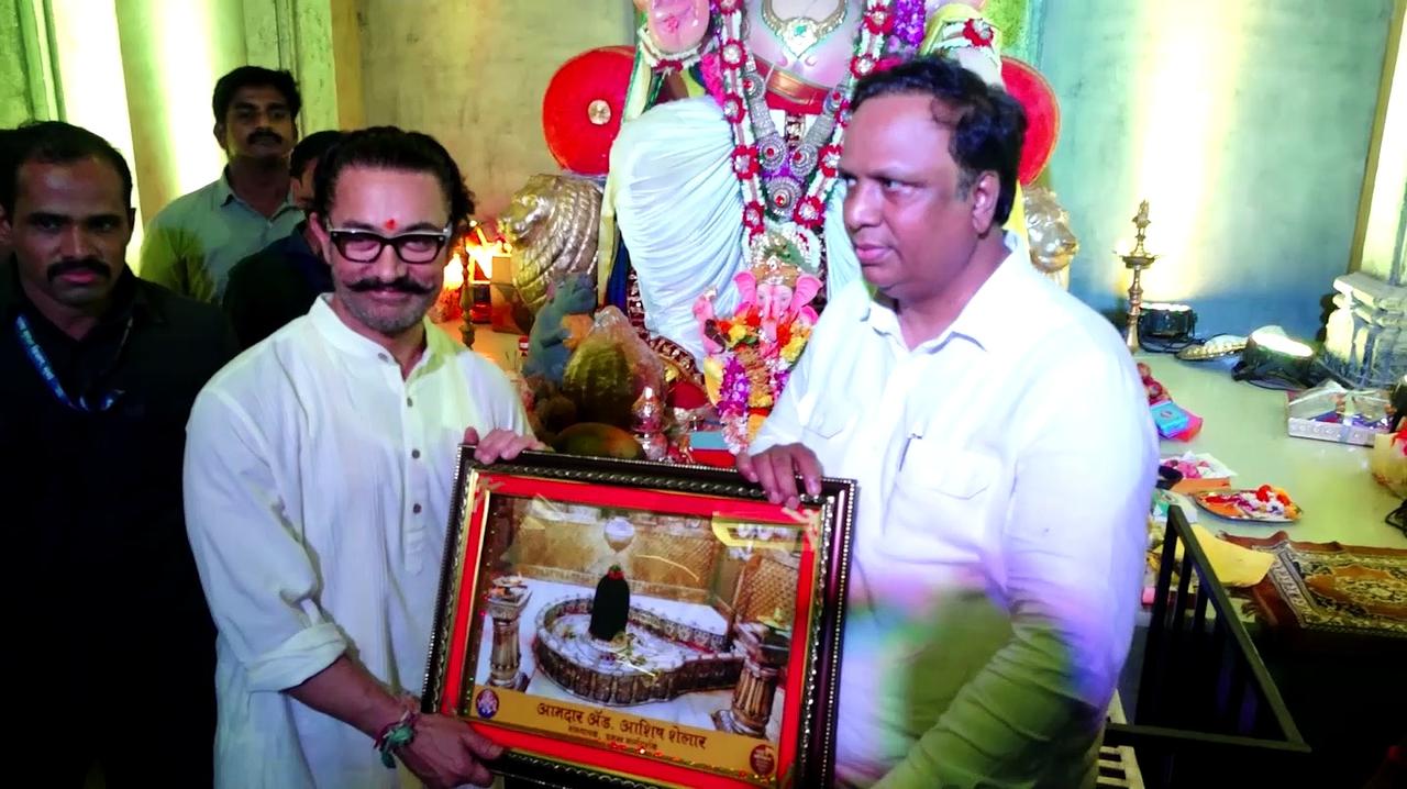 Aamir Khan visits Ashish Shelar's Ganpati to seek divine blessings
