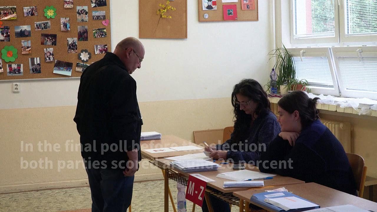Slovaks vote in tight polls