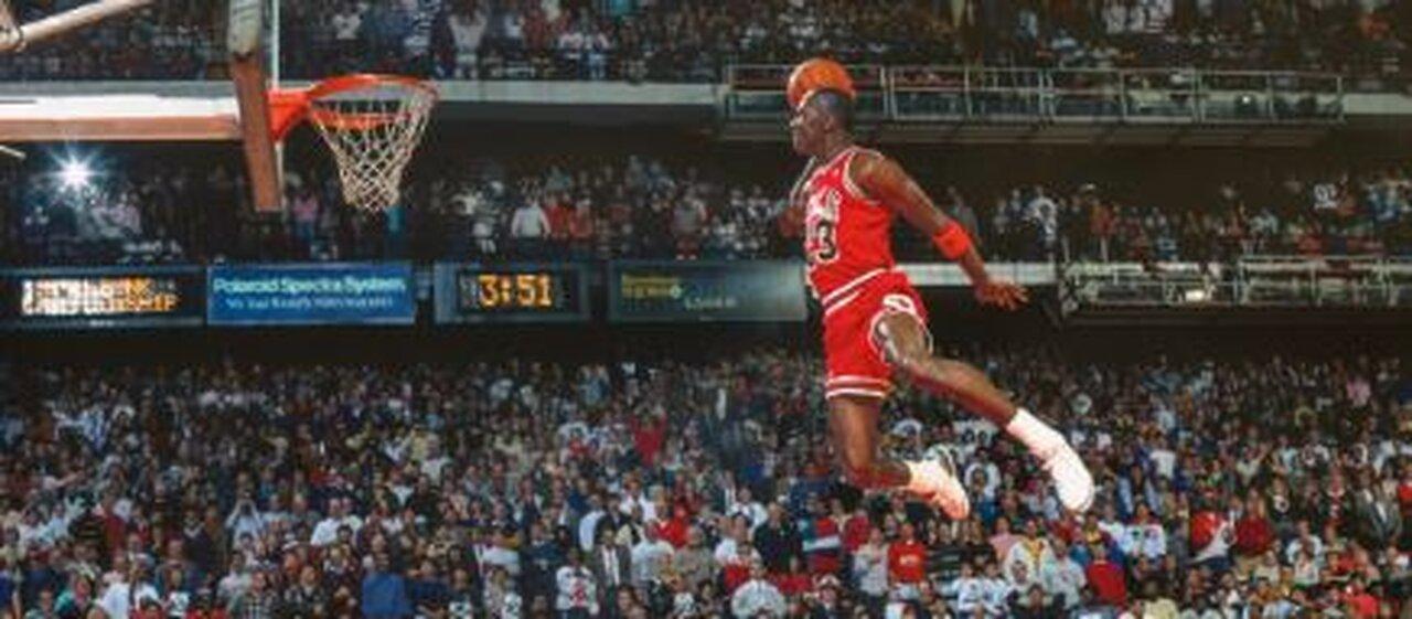 1988 NBA Slam Dunk Contest - Michael Jordan vs Dominique Wilkins (Highlights)