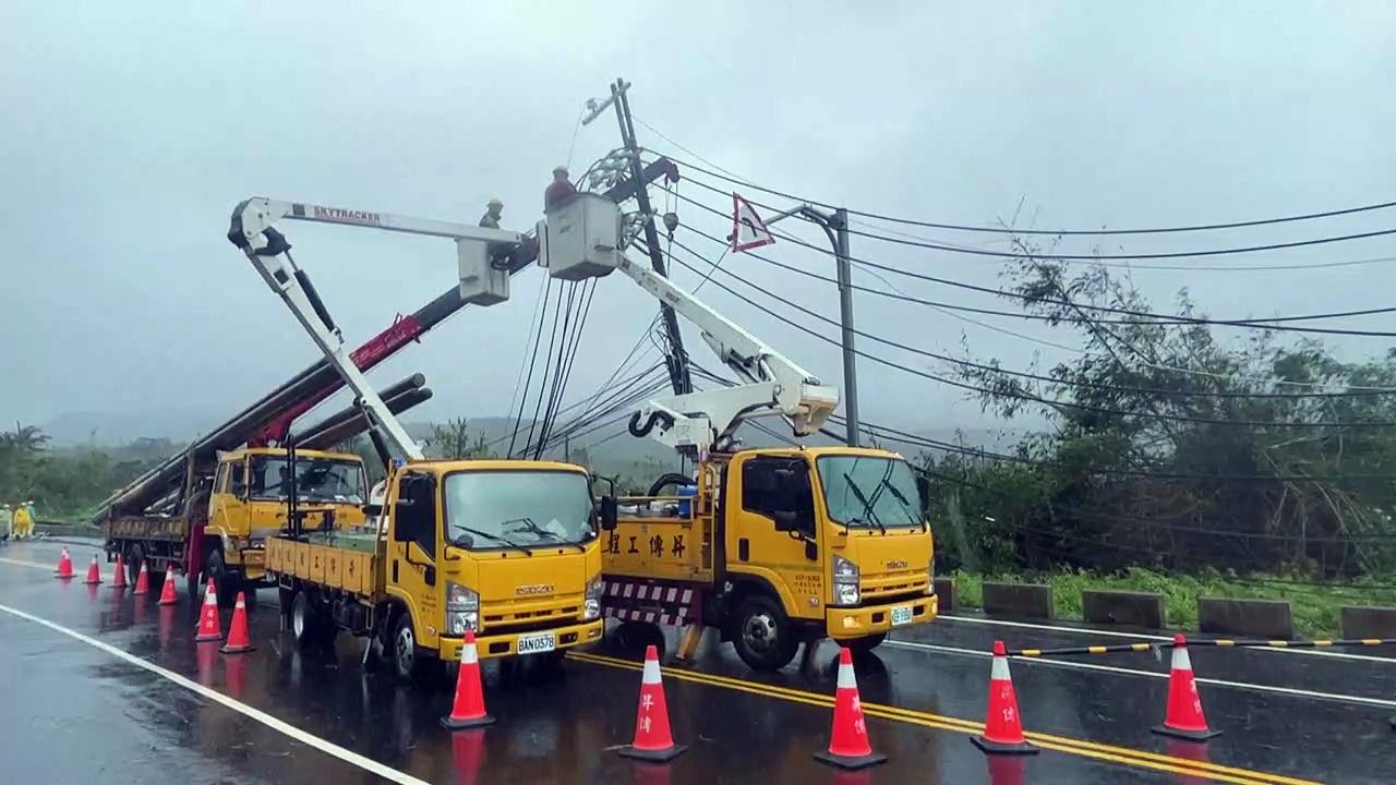 Typhoon Koinu brings record winds to Taiwan