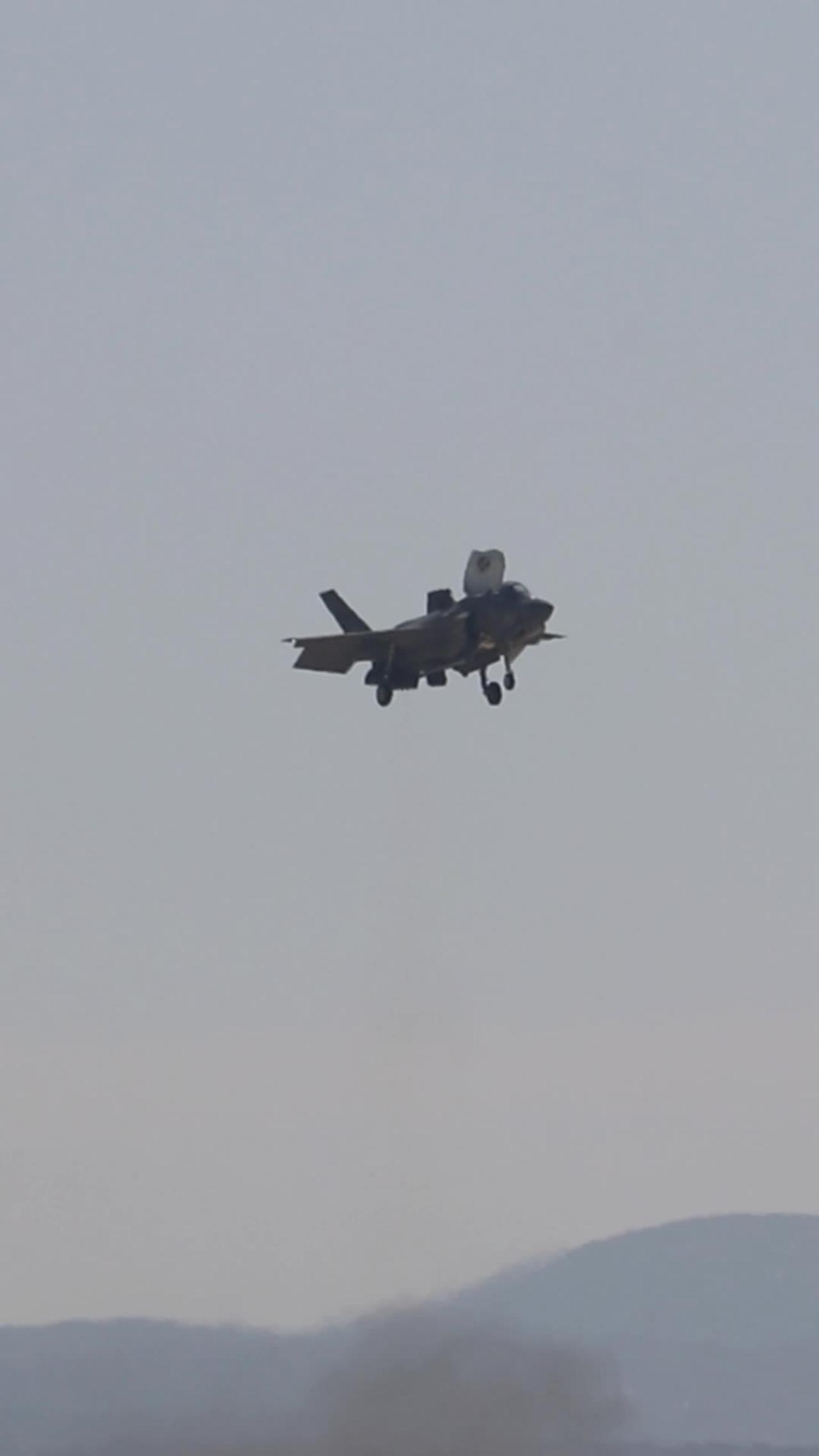 F35 landing in hover mode at MCAS Miramar