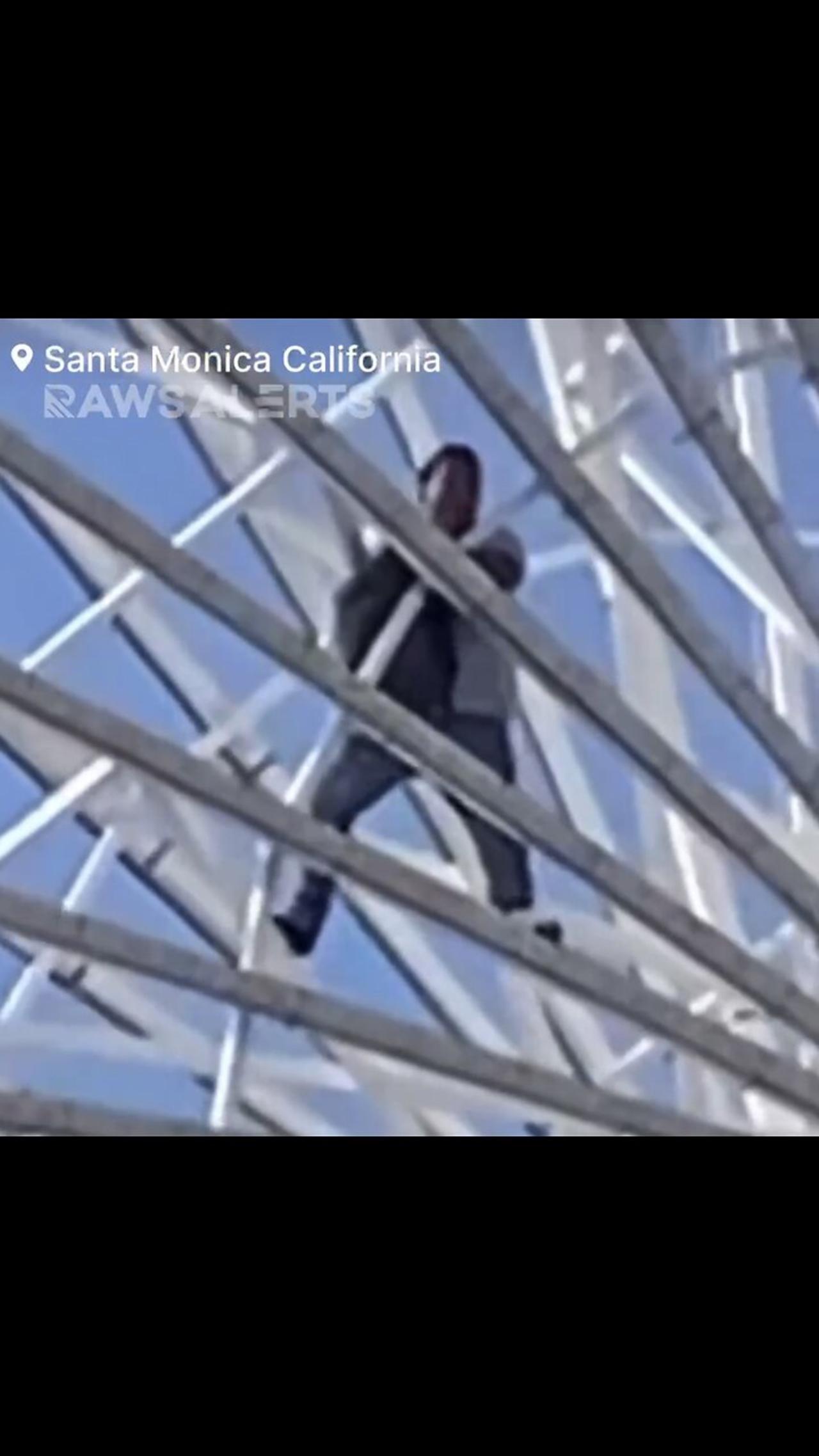 **BREAKING** Man on Ferris wheel in Santa Monica claims to have a bomb