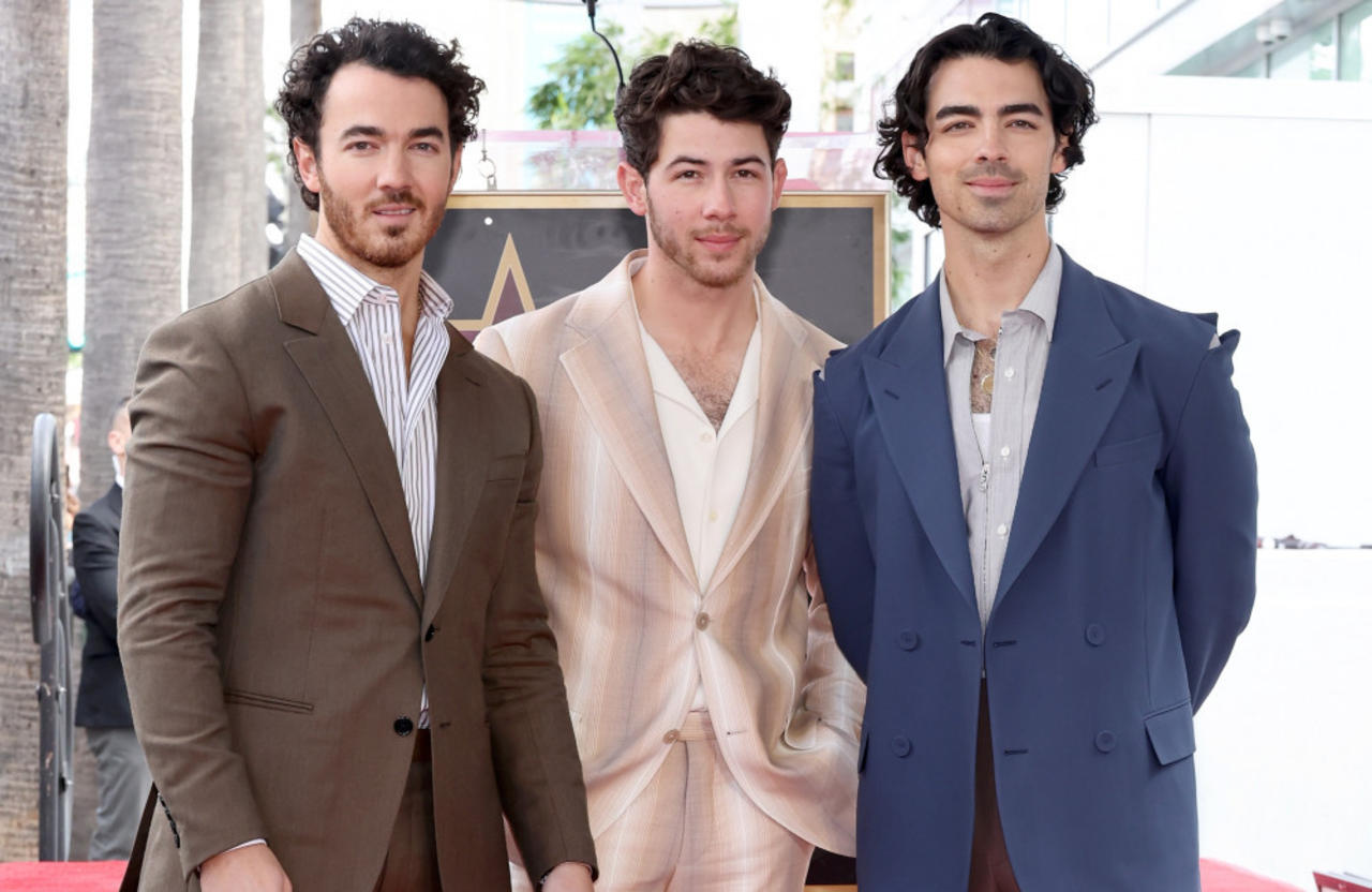 Jonas Brothers bring dad on stage in Nashville