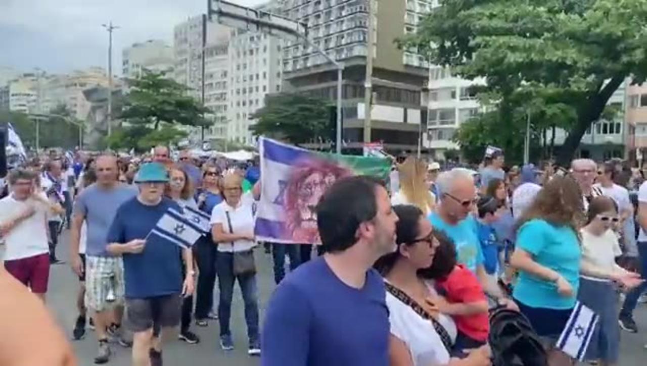 Manifestantes se reúnem em apoio a Israel em Copacabana