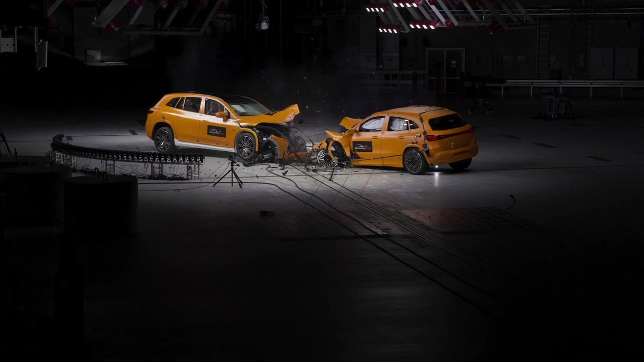 Mercedes-Benz - Crash test preparations