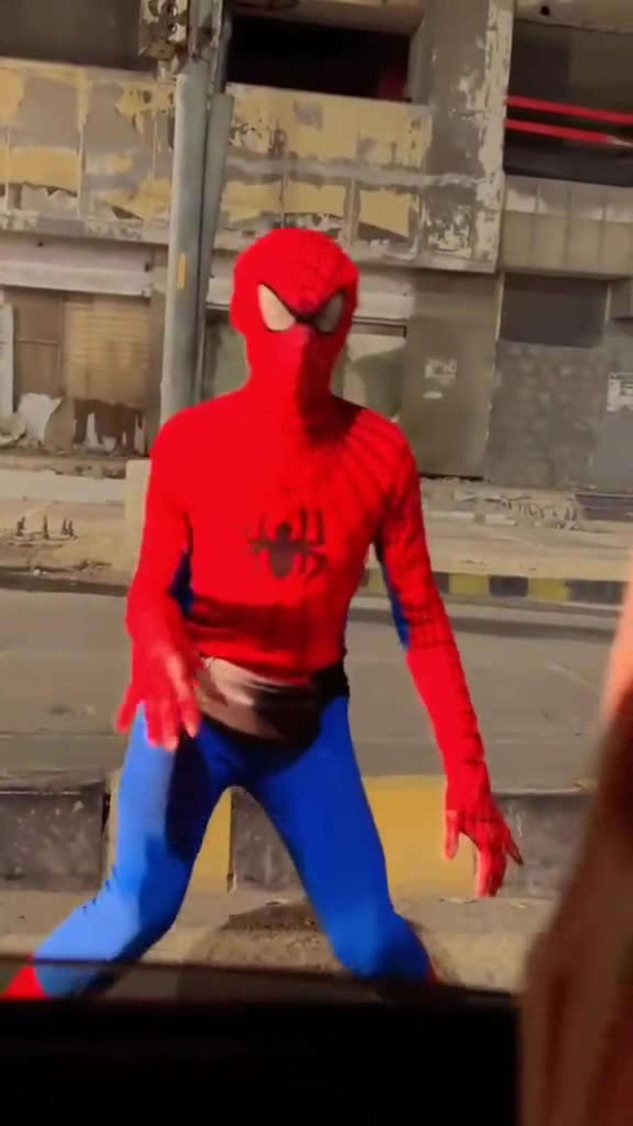 spiderman in pakistan - One News Page VIDEO