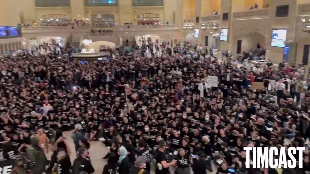 NEW YORK CITY 🚨 Pro-Palestine protesters have taken over Grand Central Station.