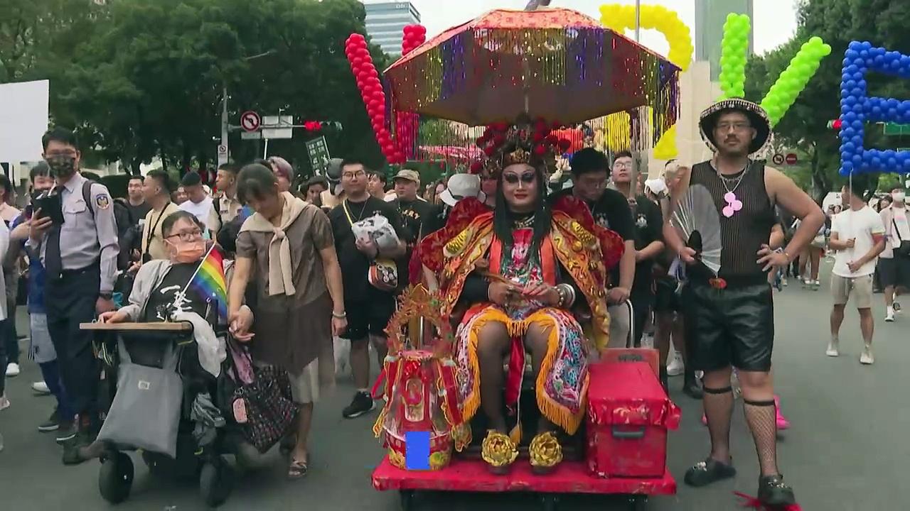 Tens of thousands take to Taipei's streets for Taiwan Pride Parade