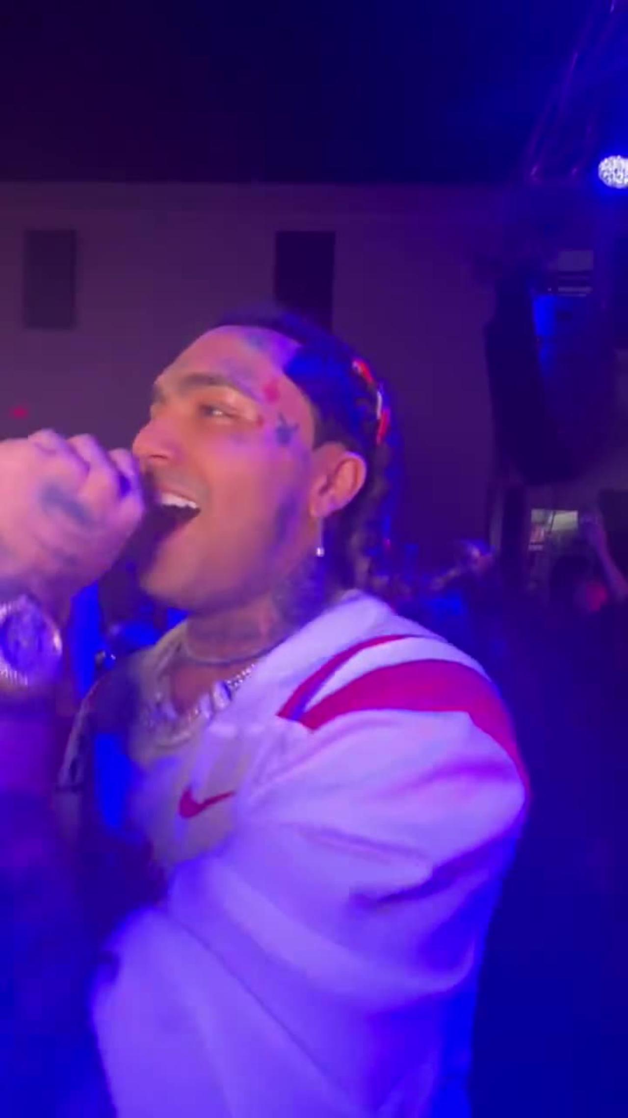 American rapper Lil Pump and the crowd chant - One News Page VIDEO