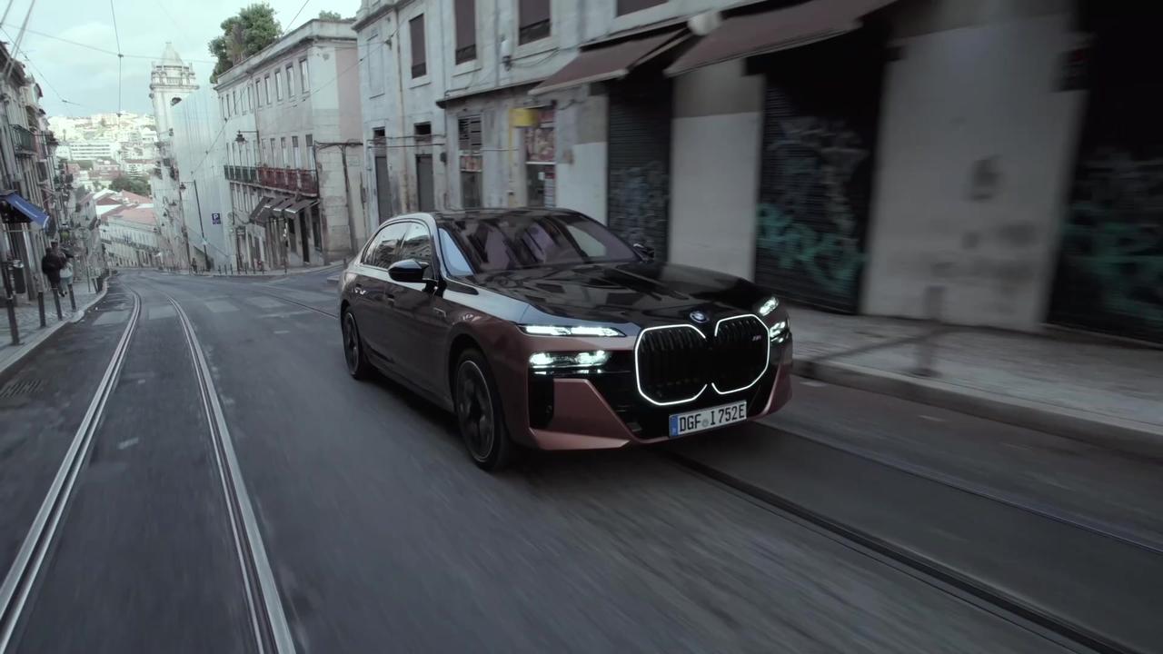 BMW i7 M70 xDrive in Liquid Copper - Saphire Black Driving Video