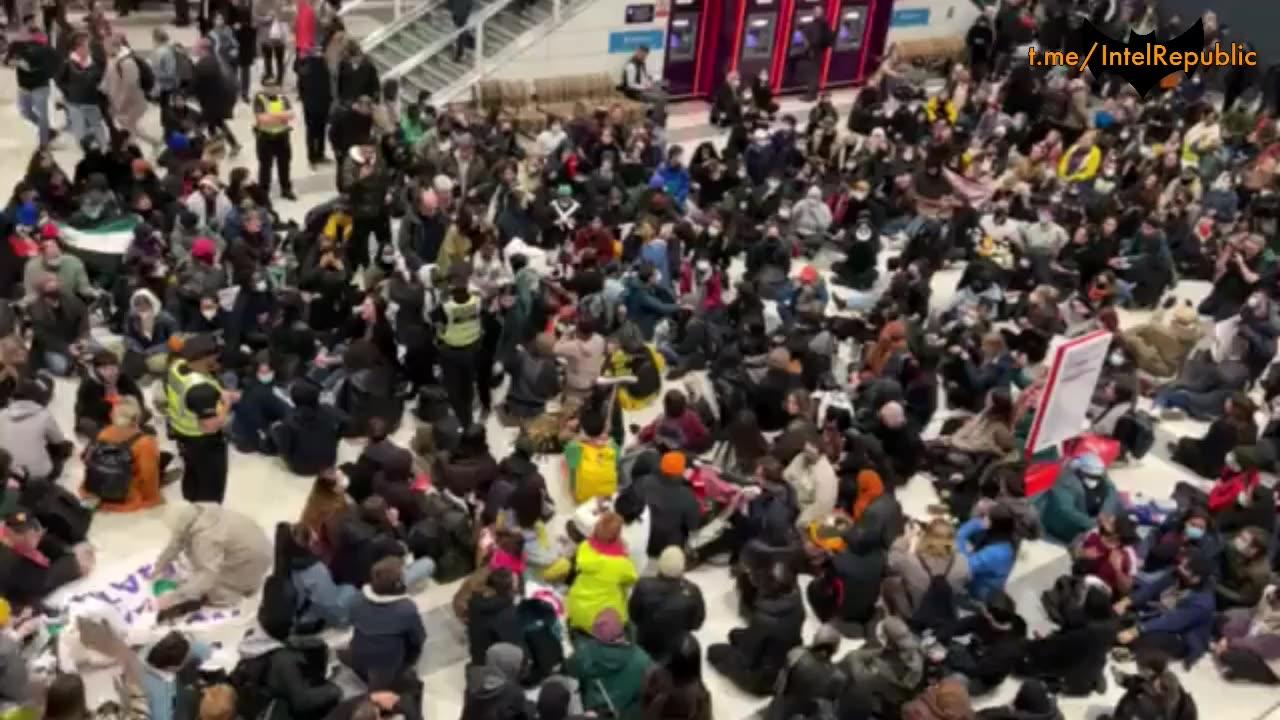 Liverpool Street Station in London shut down by hundreds of pro-Palestine protesters