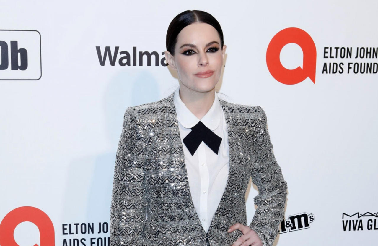 Emily Hampshire apologises for 'insensitive' Halloween costume