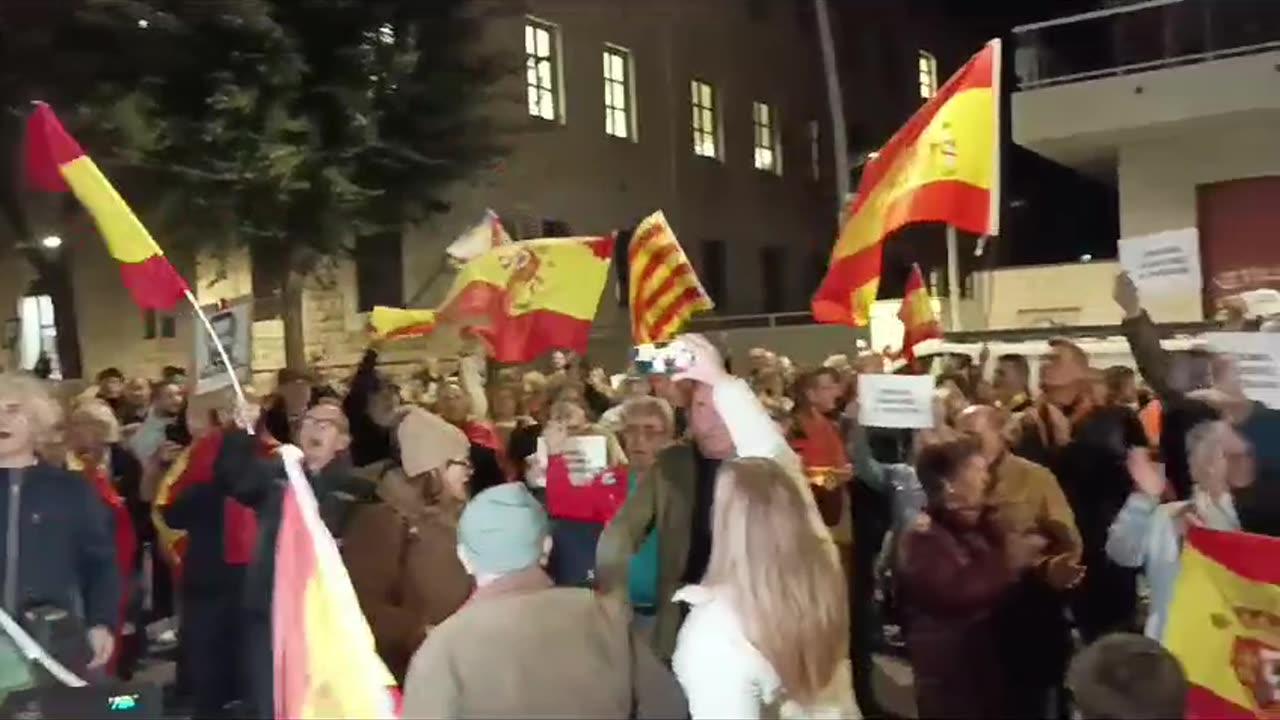 Tarragona rechaza la amnistía al golpe con gritos: "Pedro Sánchez a prisión" 81)
