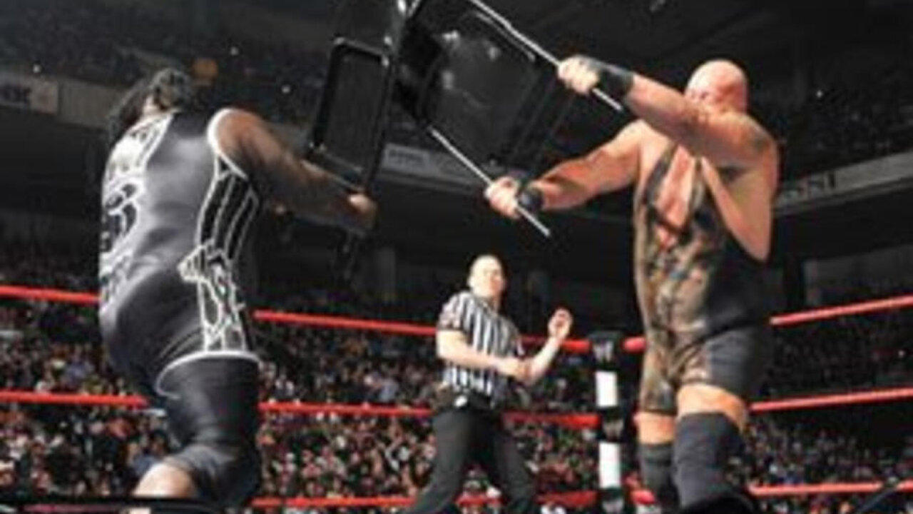 WWE TLC 2011: Mark Henry vs Big Show - World Heavyweight Title Chairs Match