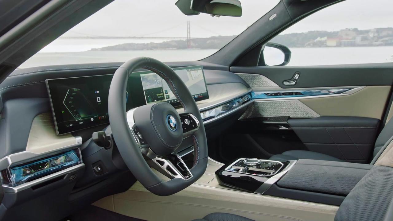 BMW i7 M70 xDrive Interior Design in Frozen Tansania Blue