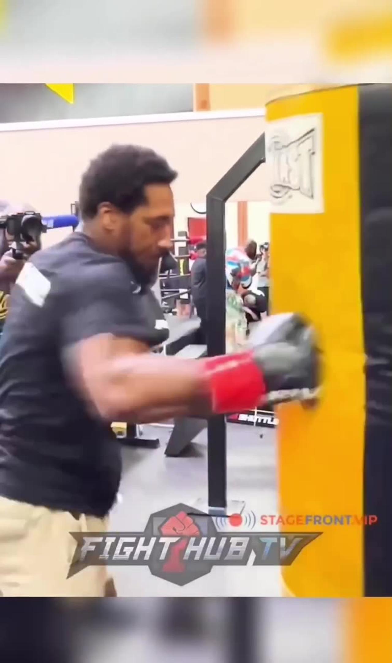Undefeated Andrade throws lazer sharp combos on the heavy bag preparing for the benavidez fight