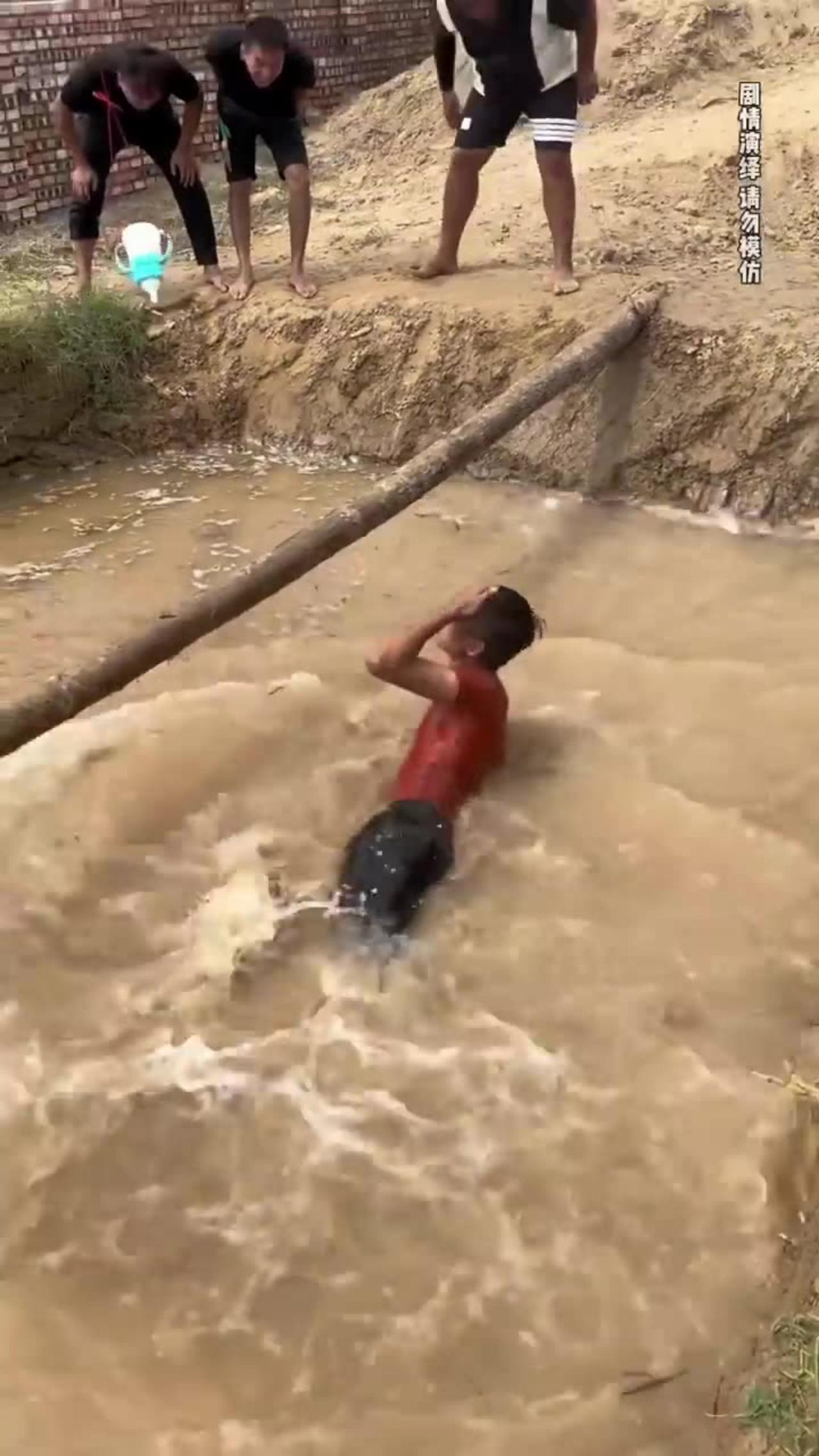 Dumuqiao drinking challenge, use hands, feet and - One News Page VIDEO