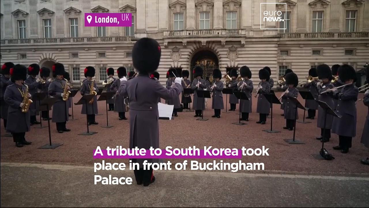 Changing of the Guard play PSY's 'Gangnam Style' and BLɅϽKPIИK's hits outside Buckingham Palace