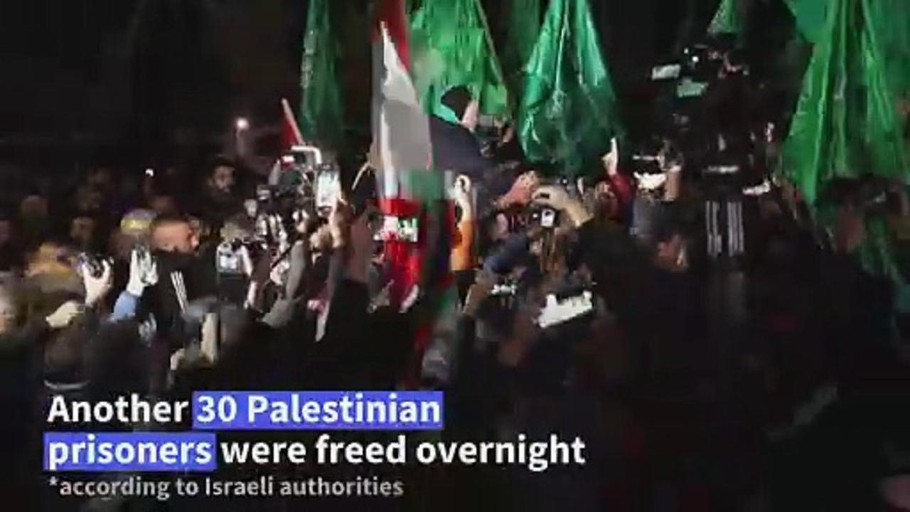 Crowd welcomes released Palestinian prisoners in West Bank