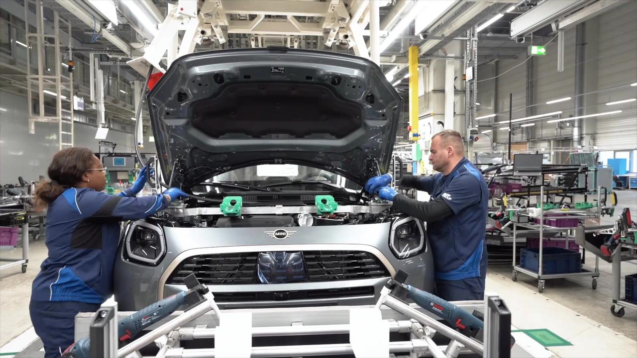 MINI Countryman Production in the Assembly