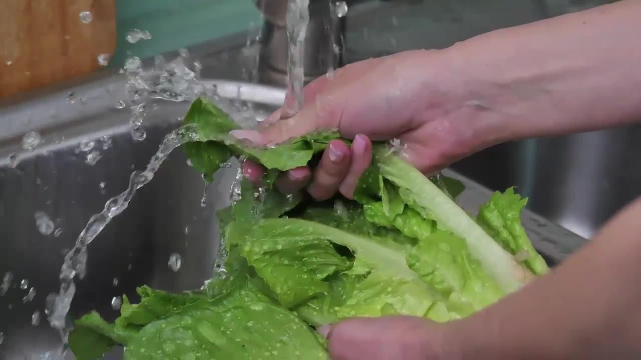 Washing a lettuce in the kitchen One News Page VIDEO