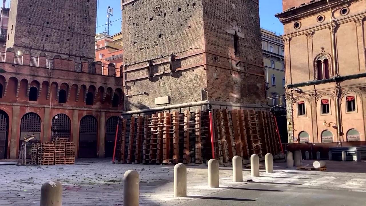 Work begins to save Bologna's 'leaning tower'