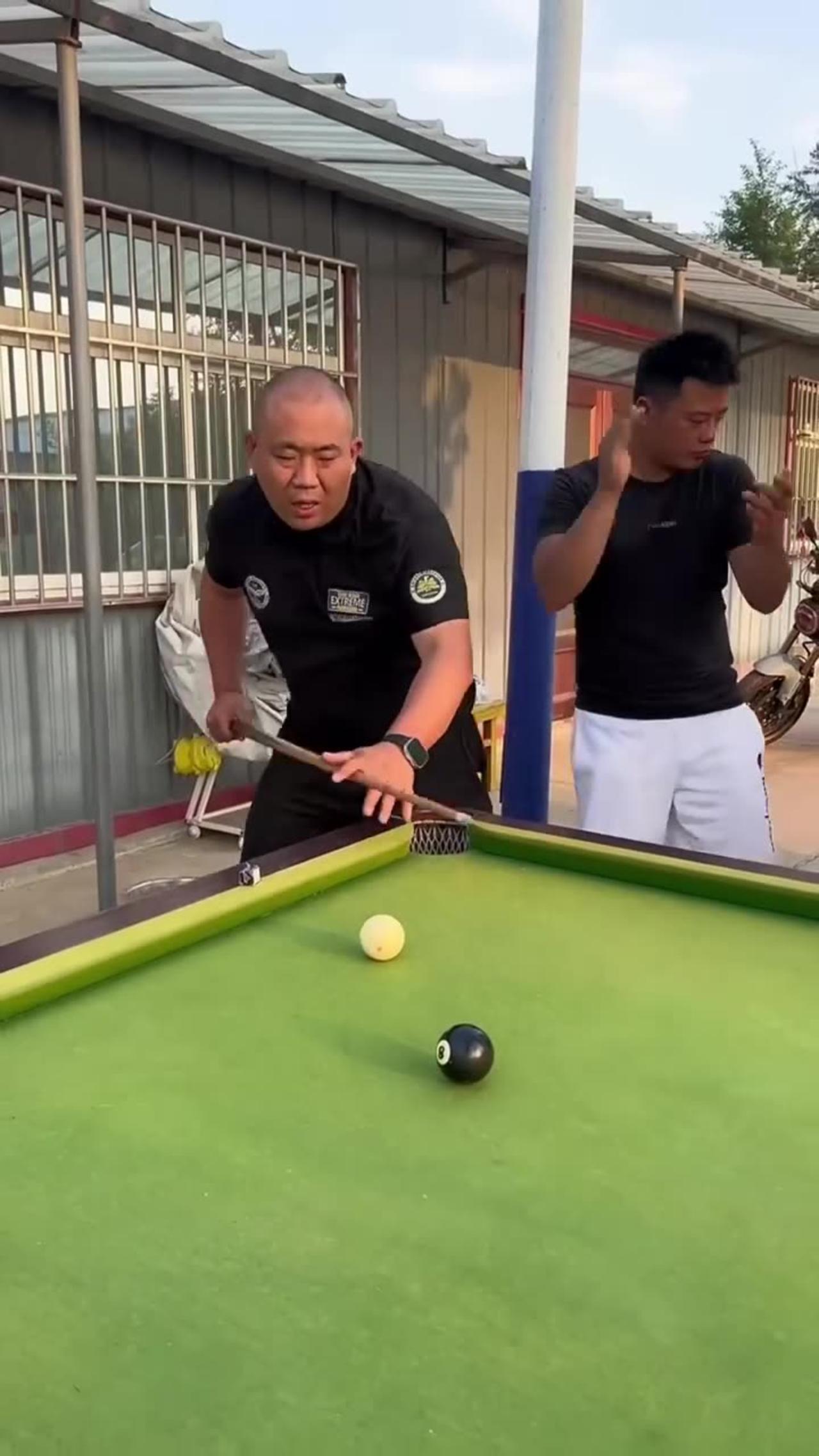 Very funny/try not to laugh Chinese billiards funny million views