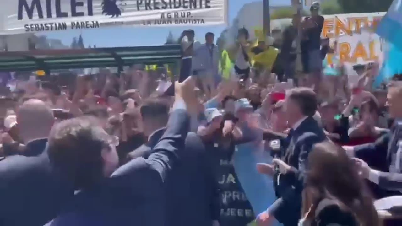 ARGENTINA: Bolsonaro é ovacionado na chegada para a posse de Milei