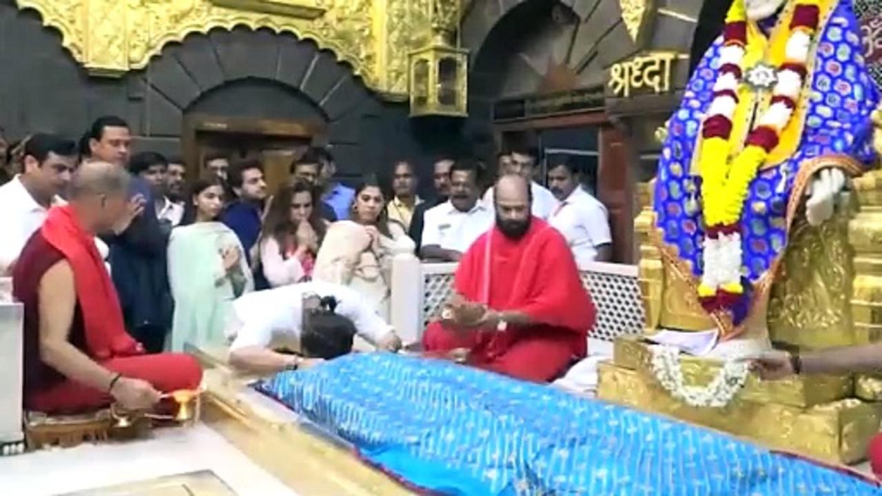 Shah Rukh Khan along with daughter Suhana took blessings of Shirdi Sai Baba, video of Dunki star doing aarti went viral