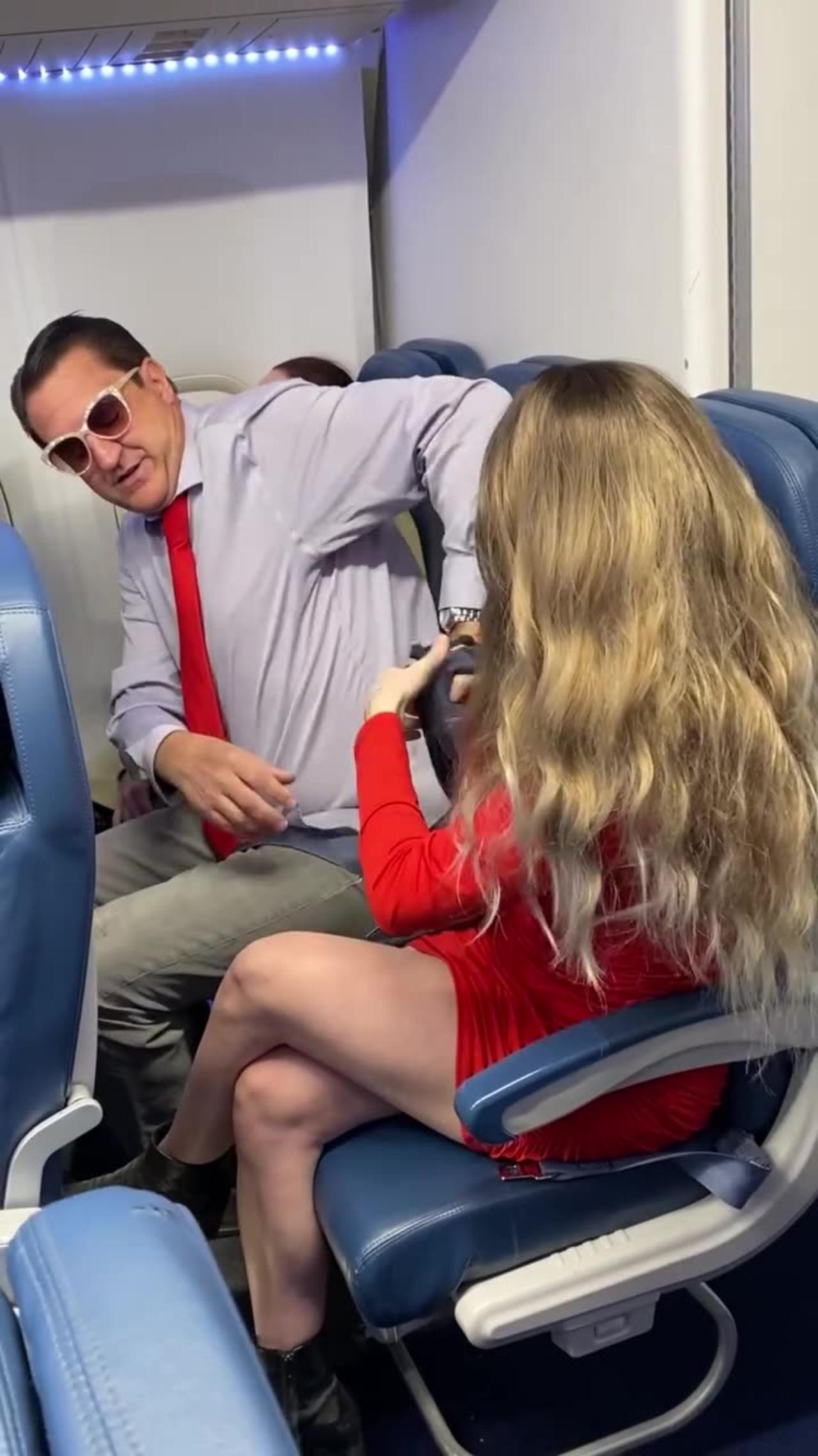 Man cheats on his wife in the plane One News Page VIDEO