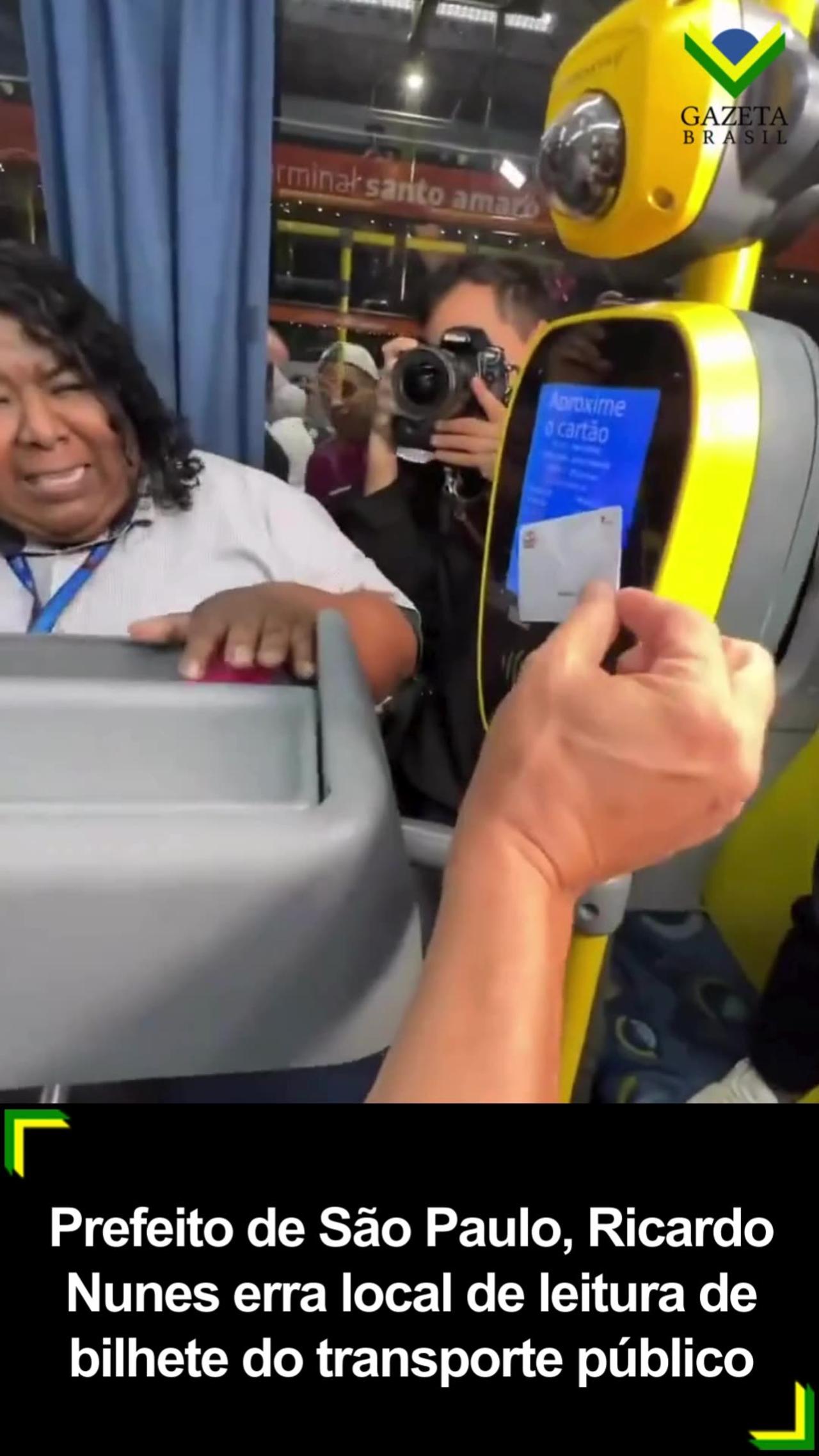 Vídeo mostra prefeito de São Paulo errando o local de leitura do Bilhete Único