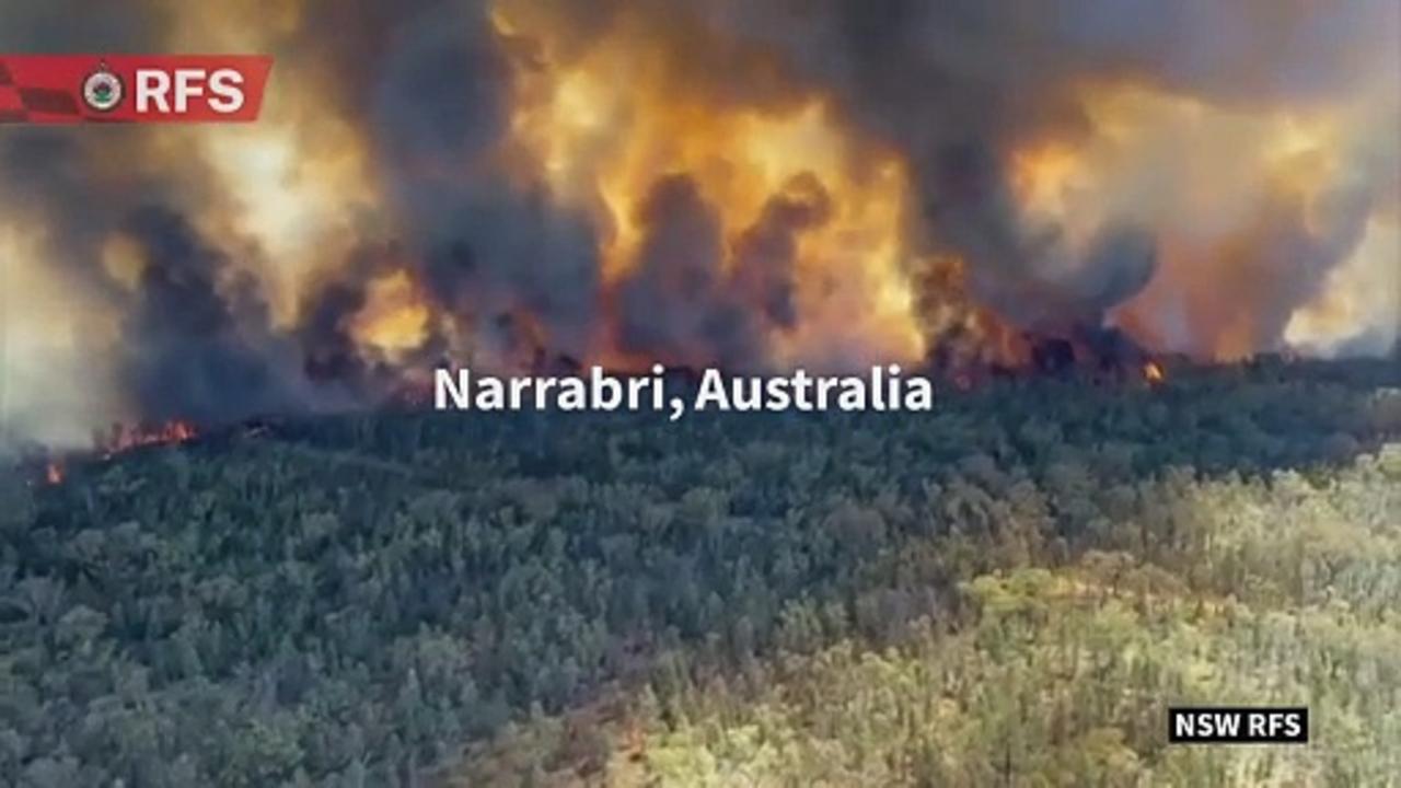 Australian firefighters battle raging bushfire