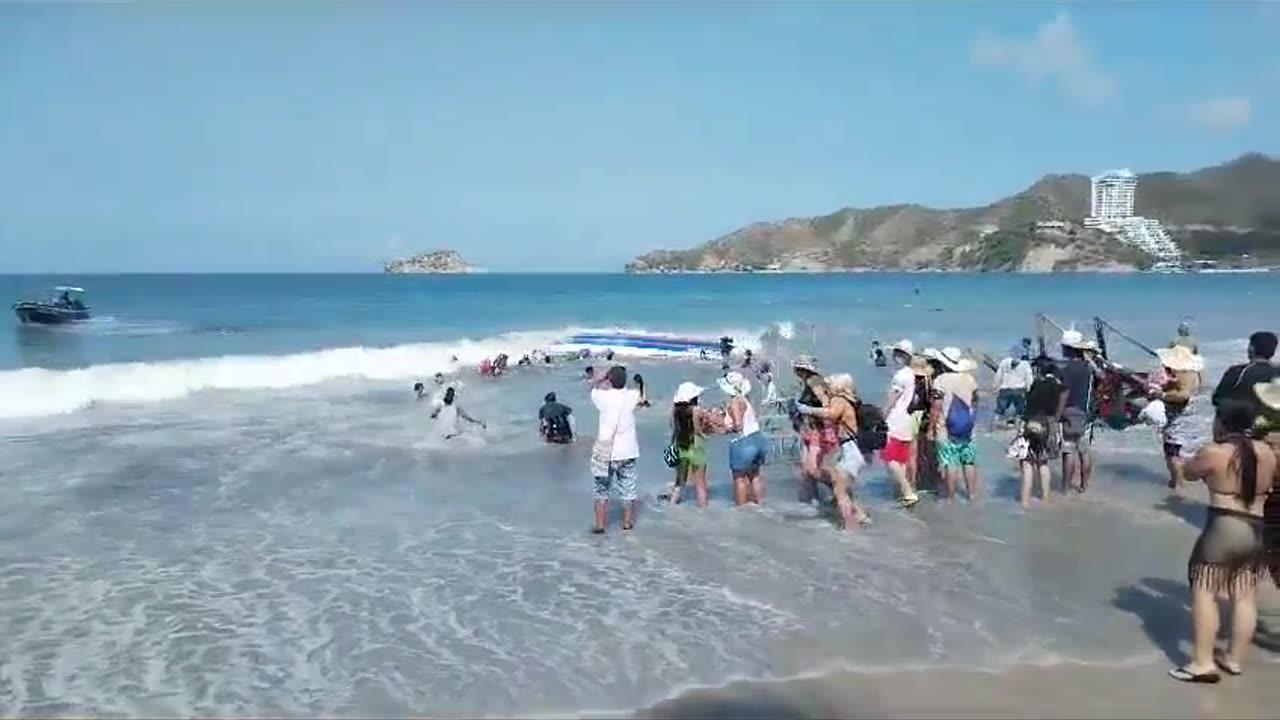 Video: Lancha con turistas se voltea en playa de El Rodadero