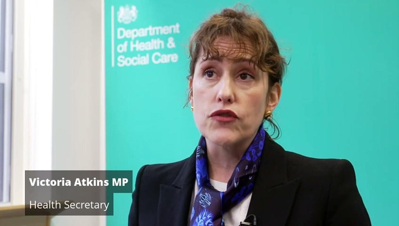 Atkins accuses junior doctors of abandoning negotiations