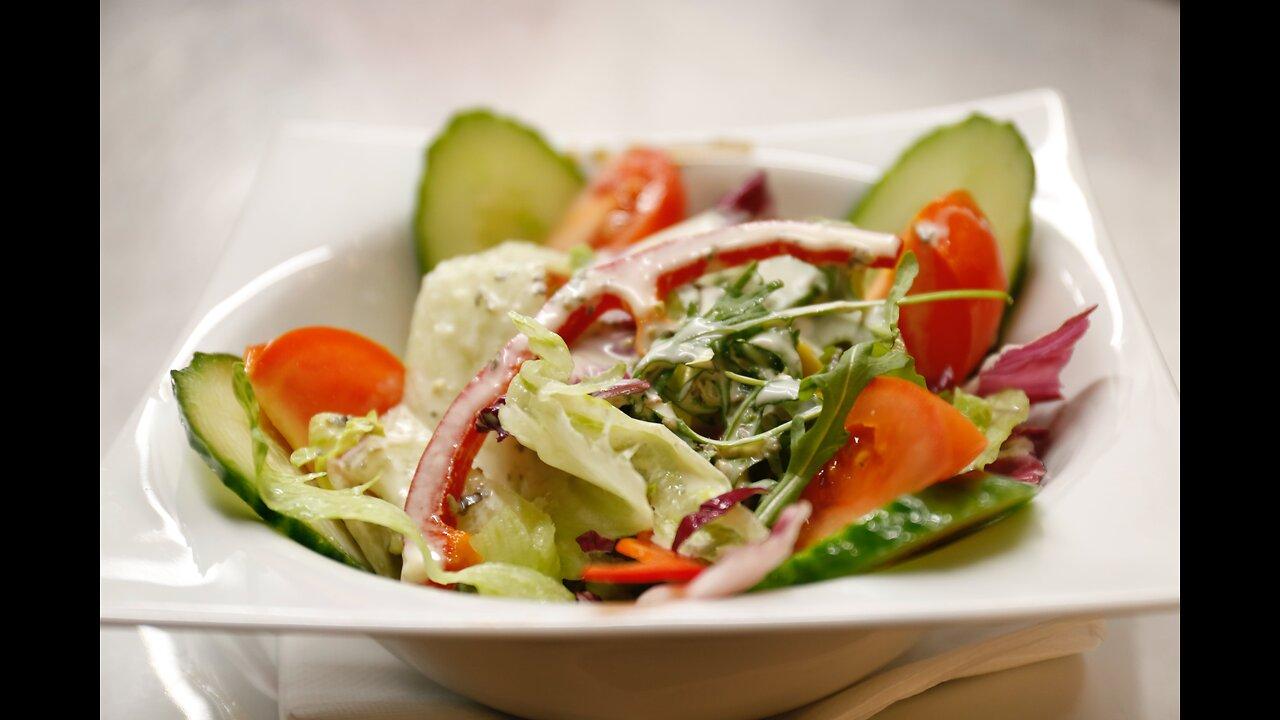 🥗 Keto Delight: Savory Chicken & Crisp Cucumber Salad Magic! 🍗✨